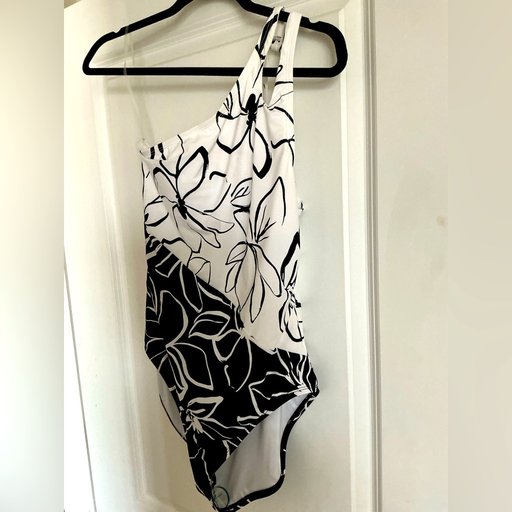La Blanca Black and White One Piece Swimsuit - Picture 2 of 11